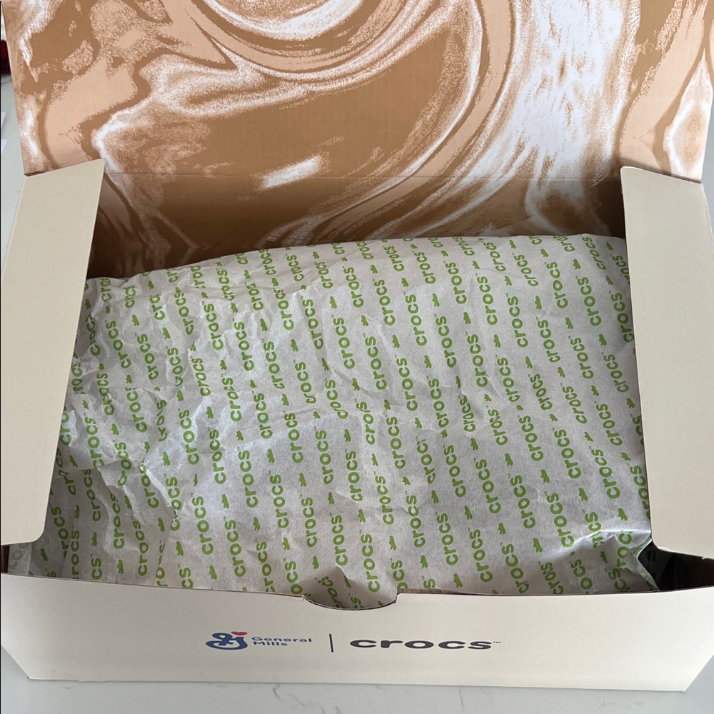 CROCS adult men’s7/woman's9 Tan and Blue NIB NWT Cinnamon Toast Crunch Slippers - Picture 9 of 10